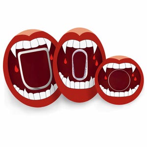 Könnte beinhalten: Drei kreisförmige Aufkleber mit offenen Mündern, roten Lippen, weißen Zähnen und spitzen Fangzähnen. Jeder Mund enthält eine andere Form: ein Quadrat, ein Oval und einen Kreis. Rote Tropfen sind im dunkelroten Mundinneren zu sehen.
