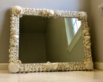 Witte rechthoekige of vierkante spiegel in de vorm van een zeeschelp… geïnspireerd door het Vizcaya Museum en de bijbehorende tuinen.