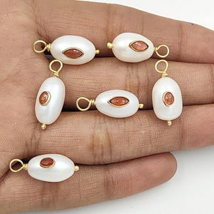 Colgante de doble piedra de perla natural, colgante con incrustaciones de granate - Joyería de perlas blancas engarzadas en alambre