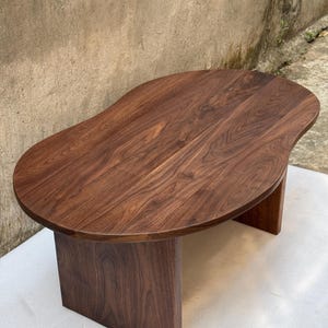 Organic Walnut Coffee Table – Freeform Japandi Solid Wood Sculptural Living Room Table imagem 10