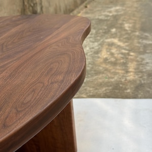 Organic Walnut Coffee Table – Freeform Japandi Solid Wood Sculptural Living Room Table imagem 12