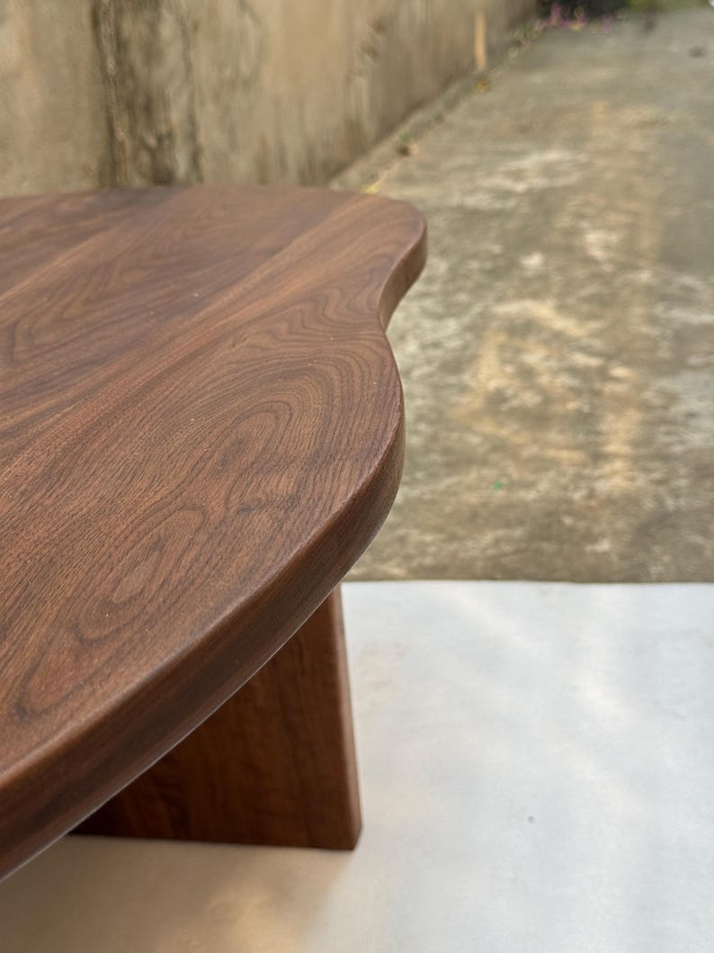 Organic Walnut Coffee Table – Freeform Japandi Solid Wood Sculptural Living Room Table imagem 12