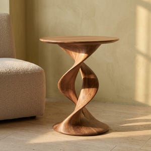 Puede incluir: Una mesa auxiliar redonda hecha de madera marrón natural con una superficie circular lisa y una base distintiva con un diseño en espiral retorcido que conecta la parte superior con una base circular ancha, mostrando un patrón de veta de madera.