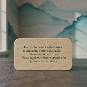 Pode incluir: Uma placa retangular de madeira clara com cantos arredondados, apresentando um texto gravado escuro que diz: Crafted for You: Custom sizes & engraving options available. Please reach out to us. Please reach outs before ordering for personalized requests.