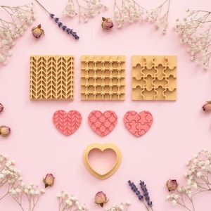 Puede incluir: Un conjunto de tres botes de cerámica con tapas, con un diseño floral azul y blanco. El más grande mide aproximadamente 20 cm de altura. Adecuado para el almacenamiento en la cocina.