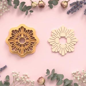 Puede incluir: Un letrero de madera rústica con el texto "Welcome to our home" en letras blancas. El letrero presenta un acabado envejecido y un diseño sencillo y acogedor, perfecto para un porche o entrada.