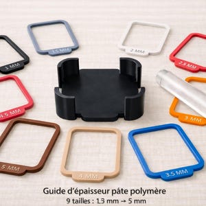 Peut inclure: Ensemble de guides d'épaisseur pour pâte polymère, de 1,5 mm à 5 mm, avec une base noire et un rouleau transparent. Les guides sont de différentes couleurs et indiquent l'épaisseur en mm.