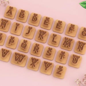 Puede incluir: Un juego de tres tazas de cerámica con un acabado mate moteado. Cada taza presenta un color diferente: azul claro, crema y gris. Las tazas tienen un diseño simple y moderno y un asa cómoda.