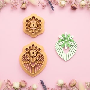 Puede incluir: Un juego de tres tazas de cerámica con un acabado mate moteado. Las tazas son en tonos crema, gris claro y gris oscuro. Cada taza tiene un diseño simple y minimalista, perfecto para café o té.