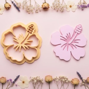 Puede incluir: Una taza de cerámica blanca con un asa negra y el texto "But First, Coffee" en negrita negra. La taza está sobre una superficie blanca. La taza mide aproximadamente 10 cm de altura.