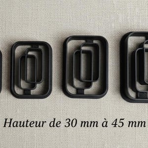 May include: Four black rectangular cookie cutters of varying sizes, each with a nested rectangular design. The text "Hauteur de 30 mm à 45 mm" is visible at the bottom. These cutters are suitable for baking.