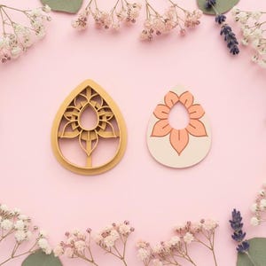 Puede incluir: Un letrero de madera rústica con el texto "Welcome to our home" en letras blancas. El letrero presenta un acabado envejecido, ideal para la decoración de la entrada.