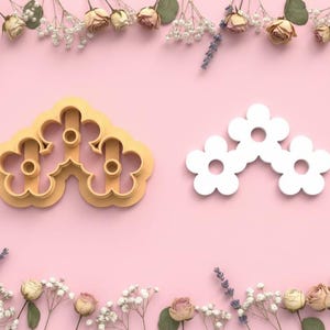 Puede incluir: Un juego de tres tazas de cerámica con un acabado mate moteado. Cada taza presenta un color diferente: azul claro, crema y gris. Las tazas tienen un diseño simple y moderno con una forma redondeada y un asa cómoda.