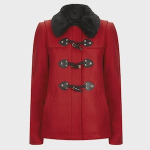 Könnte beinhalten: Ein roter Dufflecoat mit einem schwarzen Kunstfellkragen. Der Mantel hat drei Knebelverschlüsse und zwei Vordertaschen. Ein klassisches Kleidungsstück für den Außenbereich.