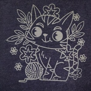 Puede incluir: Una tela azul marino con un gráfico blanco de un gato rodeado de flores y hojas. El gato está sentado con una bola de hilo. El diseño es de estilo dibujo lineal.