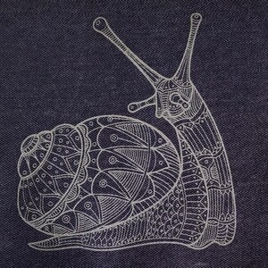 Puede incluir: Dibujo lineal blanco detallado de un caracol sobre un fondo azul oscuro. La concha y el cuerpo del caracol están intrincadamente estampados con formas geométricas y orgánicas. La imagen tiene una apariencia texturizada.
