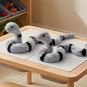 Peluche realista de serpiente: cobra pitón suave y colorida, ideal como regalo para niños.