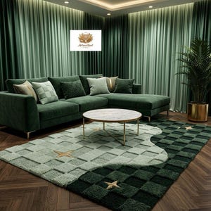 Könnte beinhalten: Ein rechteckiger Teppich mit einem Schachbrettmuster in dunklen und hellen Grüntönen, akzentuiert durch goldene Sternmotive. Der Teppich liegt in einem Raum mit einem grünen Ecksofa, einem runden Marmor-Couchtisch und grünen Vorhängen.