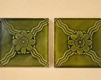 Coppia di piastrelle antiche Villeroy & Boch Mettlach - Piastrella per camino in maiolica floreale Art Nouveau