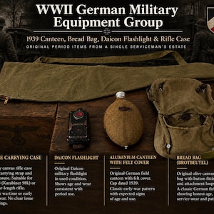 Könnte beinhalten: Eine Sammlung deutscher Militärausrüstung aus dem Zweiten Weltkrieg, bestehend aus einer langen Gewehrtasche aus olivfarbenem Segeltuch, einer schwarzen Daicon-Taschenlampe, einer Aluminiumfeldflasche mit Filzhülle und einer Brotbeutel.