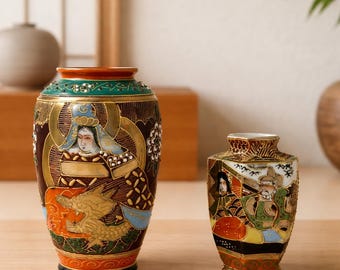 Coppia di vasi Satsuma giapponesi vintage, dipinti a mano con raffigurazioni di samurai e geisha, miniature esagonali in smalto Moriage dorato.