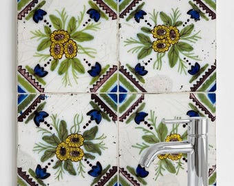 Juego de cuatro azulejos antiguos pintados a mano con motivos florales, circa 1900 / Holandeses / Azulejos arquitectónicos de cerámica continental / Decoración para chimeneas y paredes