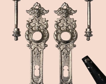 Set di maniglie per porte antiche e decorate, leva in metallo fuso, recupero architettonico.