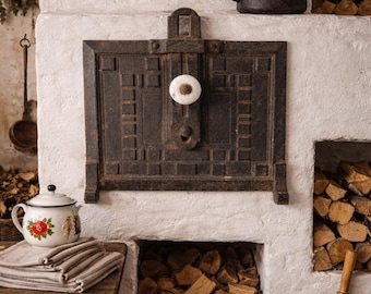 Sportello di stufa antico in ghisa – Pomello in porcellana, recupero architettonico rustico