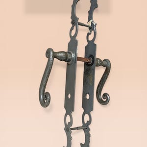 Dörrhandtag i järn – Rustika svarta metallbakplattor – Dekorativa arkitektoniska beslag – Möbler i antik stil med dörrhandtag