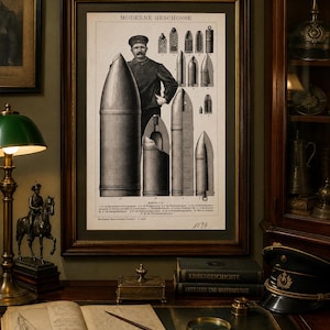 Op de afbeelding: Een ingelijste zwart-wit historische prent getiteld MODERNE GESCHOSSE met een persoon naast grote artilleriegranaten en diverse projectielschema's met Duitse tekstlabels en een handgeschreven datum van 1894 onderaan.