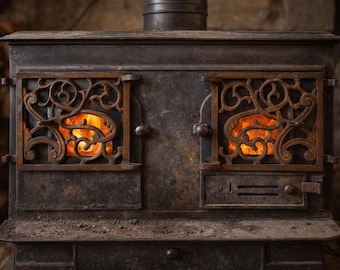 Vintage Gusseiserne Kaminplatten - Verzierte Rollwerkofentüren, rustikaler architektonischer Bergungsstil