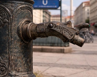 Rubinetto dell'acqua antico in ghisa, valvola industriale, rubinetto rustico, decorazione idraulica vintage