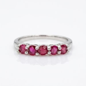 925 Sterling Silber Fünf-Stein Rubin Eternity Ring, Minimalist Band