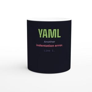 Könnte beinhalten: Ein schwarzer Keramikbecher mit dem grünen Text YAML, gefolgt von dem weißen Text Another, dem roten Text indentation error. und dem grauen Text Line 1. Der Becher hat eine zylindrische Form mit einem weißen Innenrand am oberen Rand.
