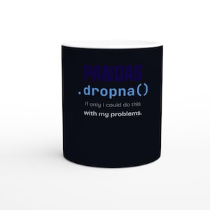 Könnte beinhalten: Ein schwarzer Keramikbecher mit dem Text PANDAS .dropna() in Blau und Weiß, gefolgt von dem weißen Text If only I could do this with my problems. Der Becher hat eine zylindrische Form mit glatter Oberfläche und einem sichtbaren weißen Innenrand.