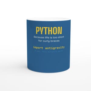 Könnte beinhalten: Ein blauer Keramikbecher mit gelbem und weißem Text, der lautet: PYTHON, Because life is too short for curly braces, import antigravity und # yes, this actually works. Der Becher hat eine zylindrische Form und eine glatte, blaue Oberfläche.