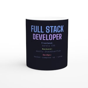 Könnte beinhalten: Ein schwarzer Keramikbecher mit dem Text FULL STACK DEVELOPER in Blau und Lila. Darunter stehen die Zeilen Frontend: barely CSS, Backend: mostly StackOverflow und DevOps: docker-compose up --pray in weißer, grüner und roter Schrift.