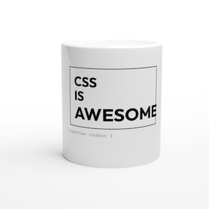 Könnte beinhalten: Ein weißer Keramikbecher mit einem schwarzen rechteckigen Rahmen, der den Text CSS IS AWESOME in einer fetten serifenlosen Schrift enthält. Unter dem Kasten ist der Code-Schnipsel { overflow: visible; } in einer kleineren Schreibmaschinenschrift gedruckt.