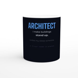 Könnte beinhalten: Ein schwarzer Keramikbecher mit dem hellblauen Text ARCHITECT, gefolgt von dem weißen Text I make buildings stand up. Darunter befindet sich der graue Text Unlike my sleep schedule. und der graue Text // 72-hour render in progress.