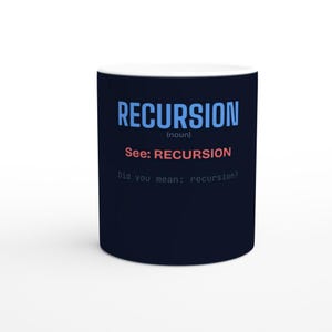 以下が含まれることがあります： 濃いネイビーブルーのセラミック製マグカップ。水色の大文字でRECURSIONと書かれ、その下に小さな文字で(noun)、赤色でSee: RECURSION、薄いグレーのフォントでDid you mean: recursion?というテキストがプリントされています。