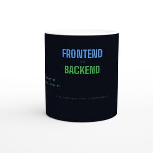 Könnte beinhalten: Eine schwarze Keramiktasse mit dem Text FRONTEND in Blau und BACKEND in Grün. Darunter steht in kleinerer Schrift perfect UI und ship it, gefolgt von der Zeile // we need each other (unfortunately) in einer hellgrauen Schriftfarbe.