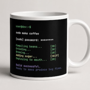 Könnte beinhalten: Ein weißer Keramikbecher mit einer schwarzen rechteckigen Grafik und grün-weißem Computer-Terminal-Text: user@dev:~$ sudo make coffee [sudo] password: ******** Compiling beans... [OK] Grinding... [OK] Brewing... [OK] Adding sugar... [SKIP] Deploying to mouth... [OK] Build successful. Ready to mass produce bug fixes.