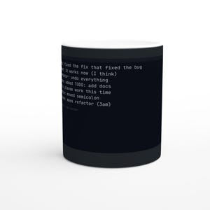 Puede incluir: Una taza de cerámica negra con texto blanco en fuente monoespaciada que imita un historial de confirmación de software. Las líneas impresas incluyen: fixed the fix that fixed the bug, it works now (I think), undo everything, added TODO: add docs, please work this time, moved semicolon y mass refactor (3am).