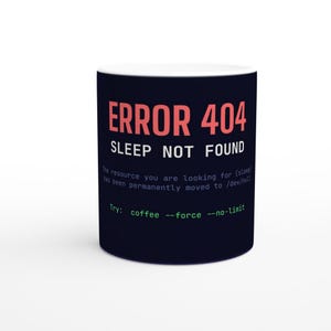 Könnte beinhalten: Ein dunkelblauer Keramikbecher mit dem Text ERROR 404 SLEEP NOT FOUND in Koralle und Weiß. Darunter steht in kleinerer weißer Schrift The resource you are looking for (sleep) has been permanently moved to /dev/null. Grüner Text lautet Try: coffee --force --no-limit.