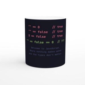 Puede incluir: Una taza de cerámica negra con texto en blanco, rojo y verde que muestra comparaciones de código JavaScript. El texto dice: "" == 0 // true, "" == false // true, 0 == false // true, "" == false == 0 // ???, y Welcome to JavaScript. Where nothing makes sense and the types don't matter.
