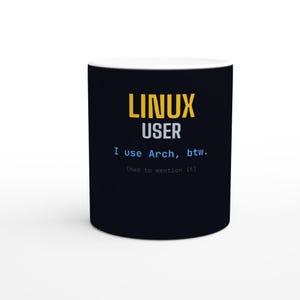 Könnte beinhalten: Ein schwarzer Keramikbecher mit dem gelben Text LINUX, dem weißen Text USER, dem blauen Text I use Arch, btw. und dem kleinen grauen Text (had to mention it) auf der Vorderseite des zylindrischen Gefäßes.