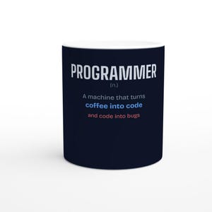 Könnte beinhalten: Ein dunkelblauer Keramikbecher mit weißem, blauem und rotem Text, der lautet: PROGRAMMER (n.) A machine that turns coffee into code and code into bugs. Der Becher hat eine zylindrische Form mit glatter Oberfläche und einem weißen Innenrand.
