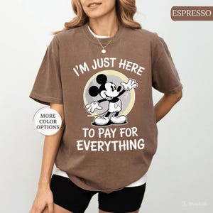 Könnte beinhalten: Rustikales Holzschild mit dem weißen Schriftzug "Welcome to our home". Das Schild hat eine Used-Optik und ein schlichtes, einladendes Design, ideal für Veranda oder Eingangsbereich.