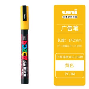 Könnte beinhalten: Ein gelb-schwarzer Uni Posca PC-3M Lackmarker mit einer 0,9-1,3 mm Spitze. Der Stiftkörper zeigt den Markennamen und das Modell. Eine gelbe Infokarte zeigt die Angaben 142 mm Länge, 0,9-1,3 mm Strichbreite und die Farbe Gelb.