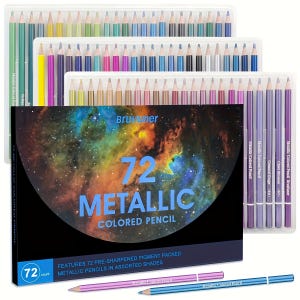 Op de afbeelding: Een set van 72 metallic kleurpotloden in drie plastic trays, vergezeld van een zwarte doos met een nevelafbeelding en de tekst 72 METALLIC COLORED PENCIL. Twee losse potloden in metallic roze en blauw liggen voor de doos.
